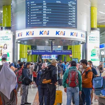 Suasana di Stasiun Gambir.