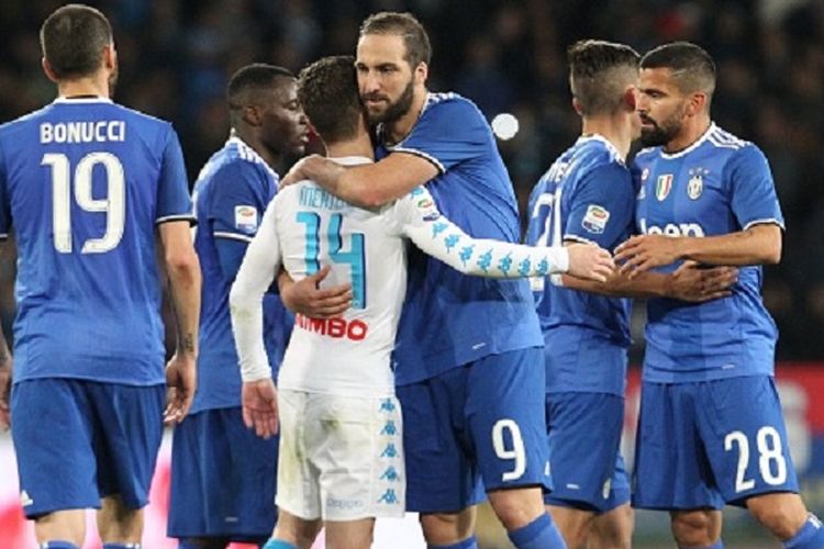 Gonzalo Higuain memeluk Dries Mertens seusai laga antara Napoli dan Juventus di Stadion San Paolo, Minggu (2/4/2017). 