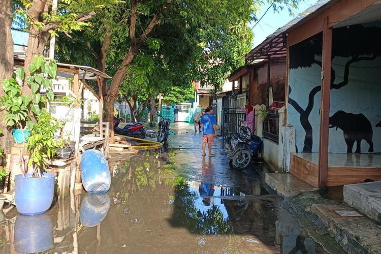 Warga di Jalan Pulau Maluku, Kelurahan Aren Jaya, Bekasi Timur, Kota Bekasi yang terlihat berbincang sambil membersihkan lumpur sisa genangan banjir pada Senin (20/2/2023) pagi. Banjir yang terjadi sejak Minggu (19/2/2023) malam itu disebabkan oleh derasnya hujan yang mengguyur seluruh wilayah Kota Bekasi.