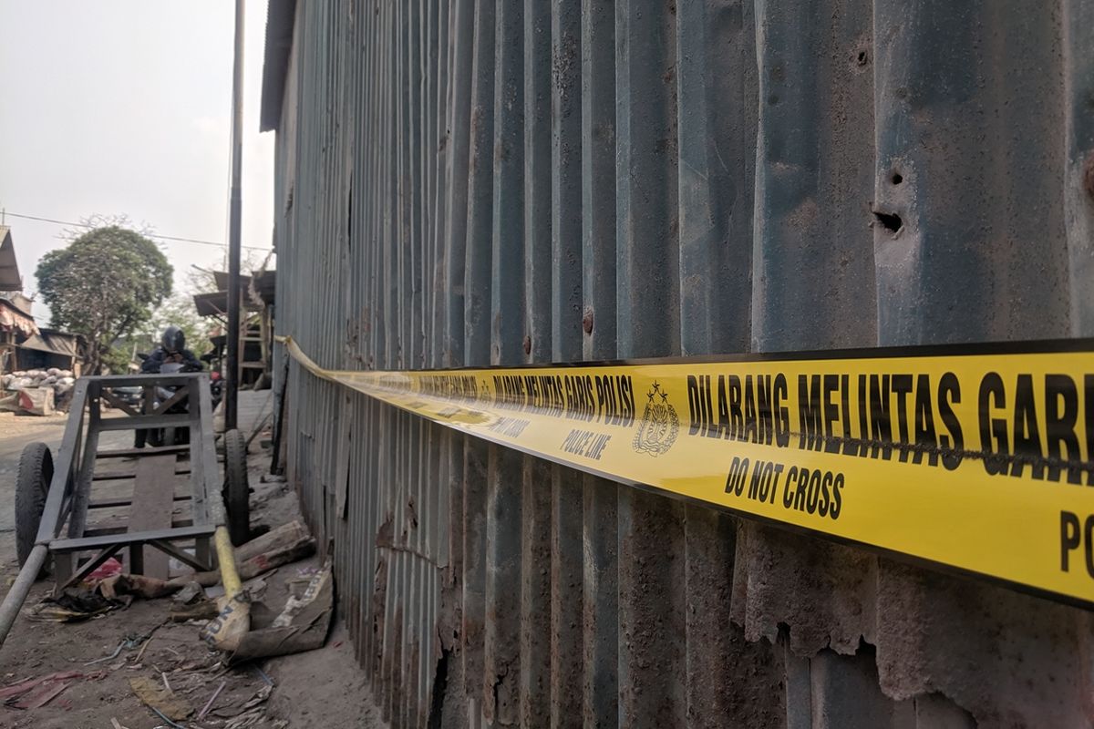 Lokasi industri peleburan timah di Cilincing yang dipasangi garis polisi