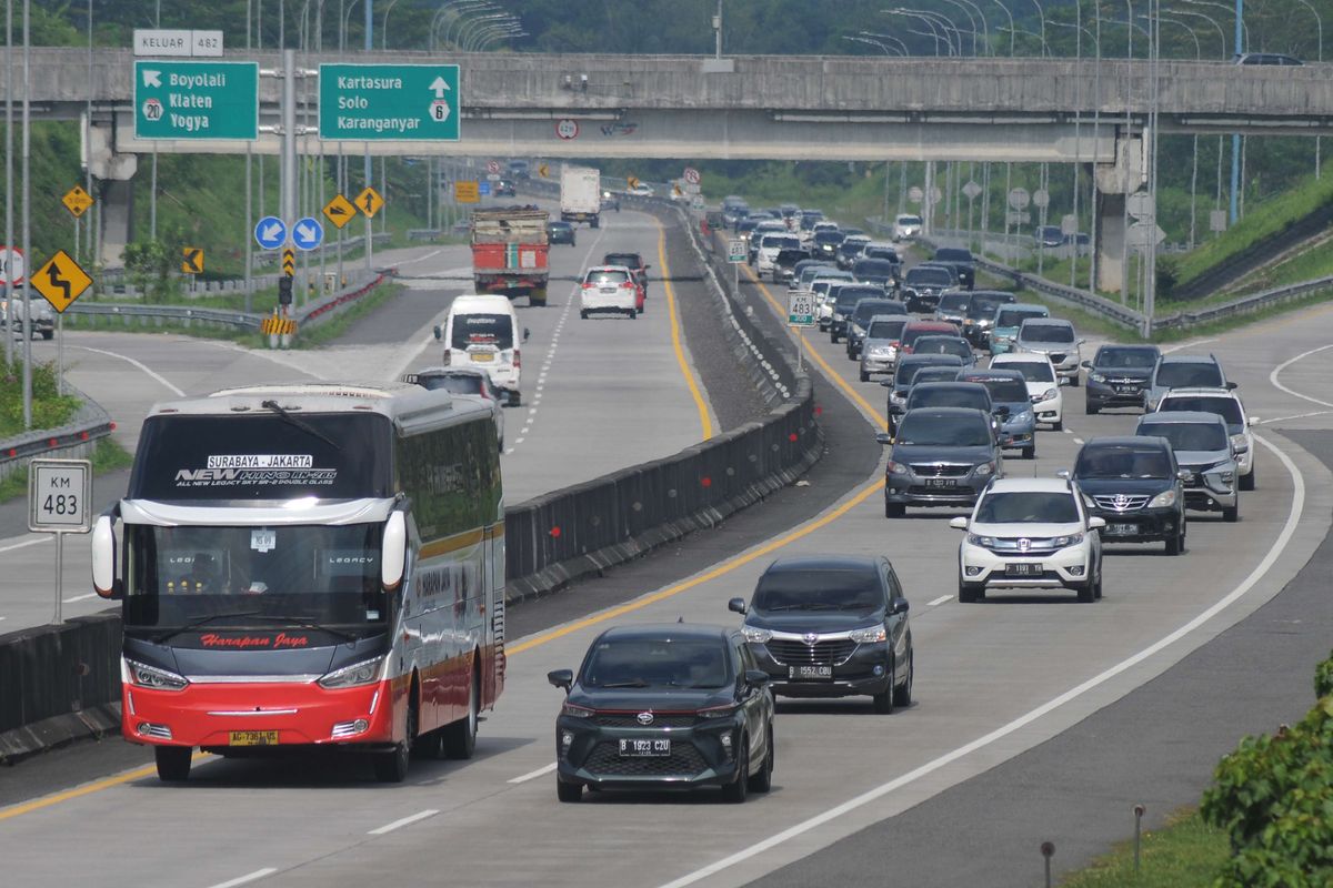 Kendaraan melintas di Jalan Tol Solo-Semarang, Mojosongo, Boyolali, Jawa Tengah, Kamis (5/5/2022). Pemerintah mengimbau masyarakat untuk kembali lebih awal sebelum 6 Mei dan sesudah 8 Mei 2022 agar dapat menghindari kepadatan pada puncak arus balik.