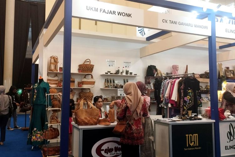 Gerai stan UKM Fajar Wonk dalam pameran Trade Expo Indonesia 2023 di ICE BSD, Tangerang, Jumat (20/10/2023).