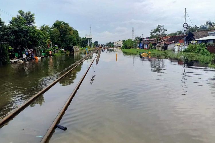 Sejumlah titik jalur perlintasan PT KAI terendam banjir pada Minggu (18/1/2026) siang . Kondisi ini membuat PT KAI melakukan pembatalan serta pengalihan arus lalu lintas kereta api.