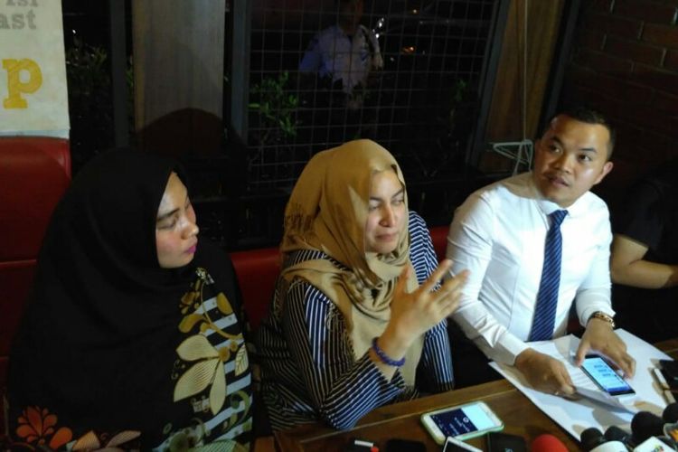 Kuasa hukum Vanessa Angel, M. Zakir Rasyidin (kanan) dan Jane Shalimar (tengah) memberikan keterangan dalam jumpa pers klarifikasi kabar penangkapan Vanessa di Kalibata City, Pancoran, Jakarta Selatan, Senin (7/1/2019).
