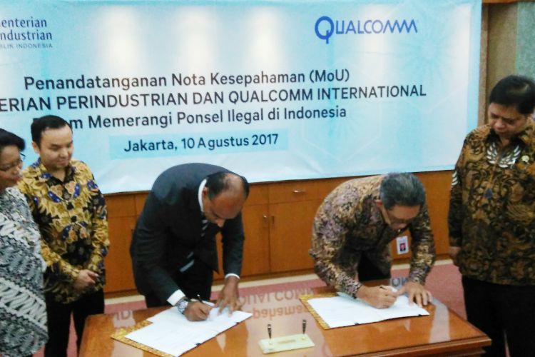 Penandatanganan Memorandum of Understanding (MoU) Kemenperin dan Qualcomm mengenai proses validasi database International Mobile Equipment Identification (IMEI) guna memberantas ponsel ilegal di Indonesia, Kamis (10/8/2017).