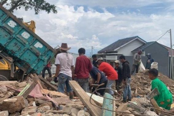 Kehilangan Pekerjaan, Korban Gempa Cianjur Punguti Besi Bekas Sisa Reruntuhan Bangunan