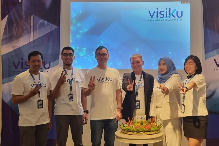 (kiri ke kanan) IT Manager Visiku Zafrullah, SME Manager Visiku Riko Permana, Direktur Visiku Peter Suryawijaya, dan Marketing Manager Visiku Virdita Nadira saat konferensi pers di Icon Palace, Jakarta, Rabu (18/1/2023).