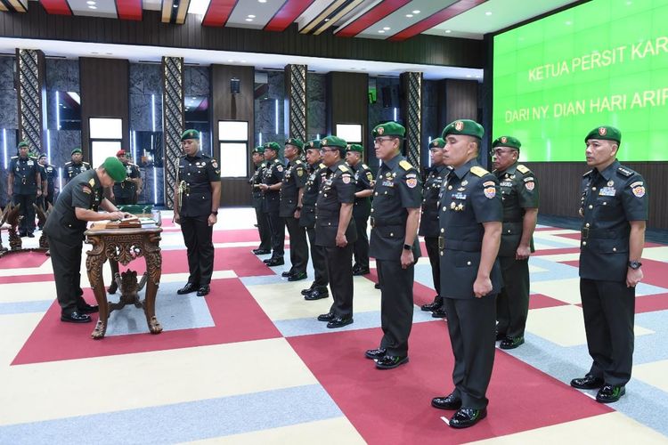 Kepala Staf Angkatan Darat (KSAD) Jenderal Dudung Abdrachman memimpin serah terima jabatan (sertijab) tujuh jabatan strategis di Markas Besar TNI Angkatan Darat (Mabesad), Jakarta, Sabtu (3/9/2022).