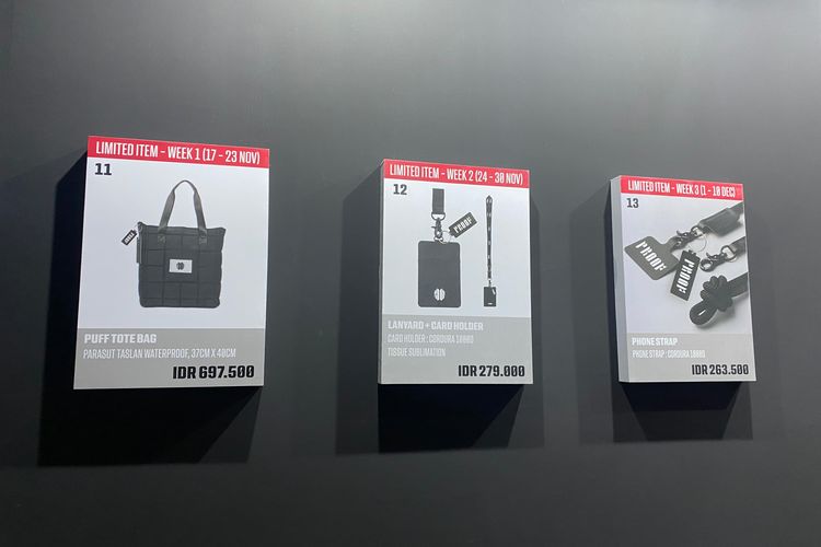 Merchandise eksklusif BTS yang bisa dibeli dalam BTS Exhibition: Proof in Jakarta. 