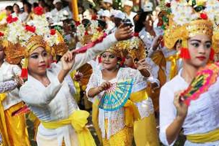 Penari membawakan tarian Legong Kupu-kupu di kompleks Pura Kahyangan Samuan Tiga, Bedulu, Bali, beriringan dengan rangkaian ritual Piodalan Tawur Panca Wali Krama, Minggu (24/4/2016). 
