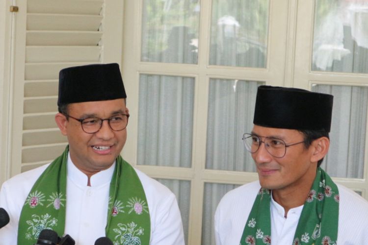 Gubernur dan Wakil Gubernur DKI Jakarta, Anies Baswedan-Sandiaga Uno usai makan siang bersama Wakil Presiden Jusuf Kalla di Istana Wakil Presiden, Jakarta, Kamis (26/10/2017). 