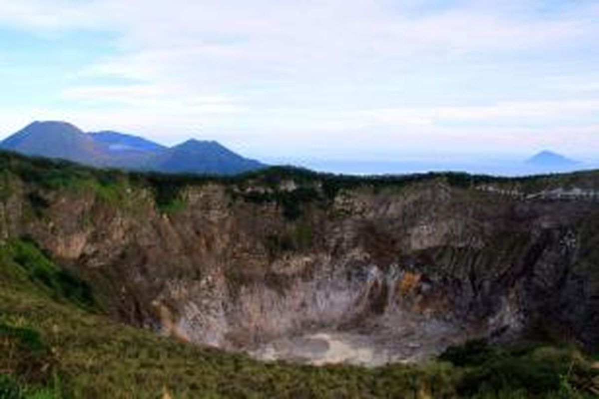 Kawah Gunung Api Mahawu terlihat dengan sangat jelas dari teras pengamatan. Gunung Api Lokon terlihat dengan sangat jelas disebelah kiri, sementar di kejauhan pulau Manado Tua seolah terapung di tengah lautan.