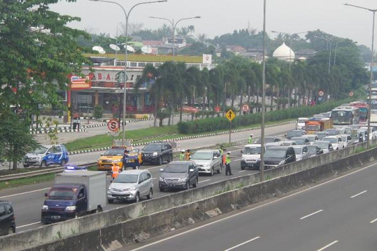 Tol Serpong menuju Bintaro dan Jakarta dibuka setelah ada JPO ambrol, Senin (16/5/2016) sekitar pukul 07.30.