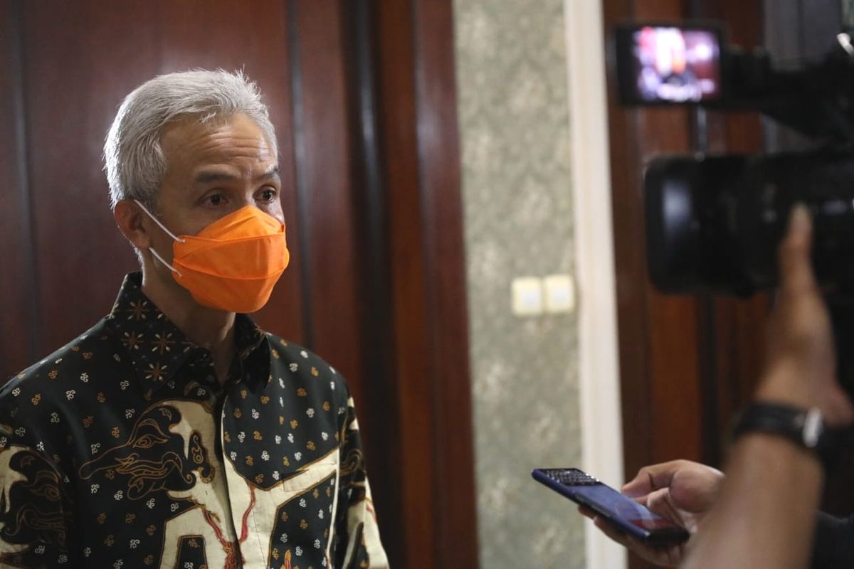 Ganjar Pranowo mengungkapkan pendapatnya saat menanggapi desakan lockdown dari epidemiologi dari Universitas Griffith Australia, Dicky Budiman di ruang kerja Gubernur Jateng, Rabu (27/1/2021).