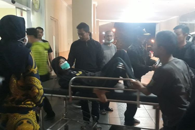 Seorang korban keracunan gas klorin dari bak penampungan air di Cianjur, Jawa Barat dibawa ke IGD RSUD Sayang, Cianjur guna menjalani penanganan medis, Senin (30/09/2019) malam.