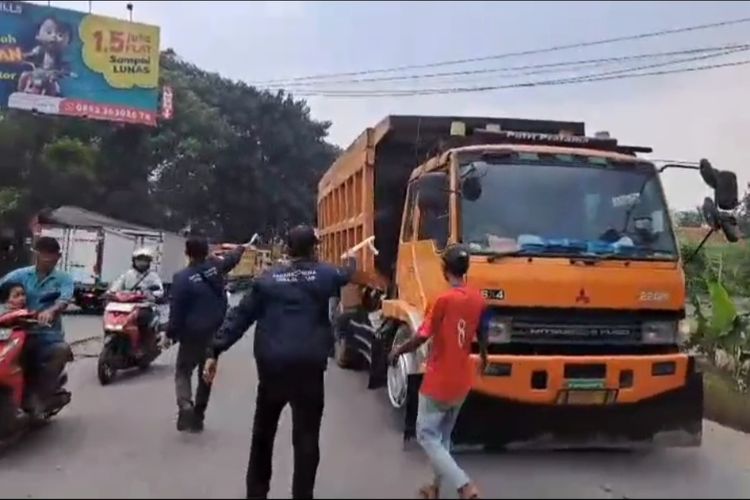 Warga Geram, Bawa Pentungan Marahi Sopir Truk Tambang di Bogor