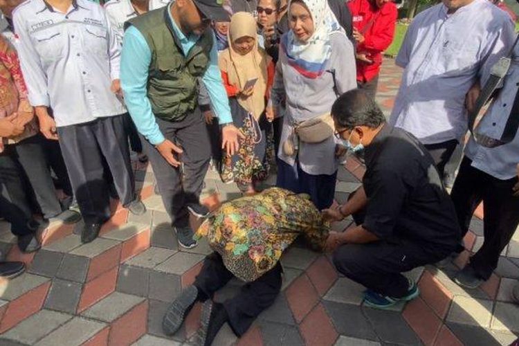 Menteri Sosial Tri Rismaharini atau yang kerap disapa Risma, sujud di kaki salah satu guru penyandang tunanetra, saat berdebat soal hibah dan perbaikan bangunan sekolah luar biasa (SLB) A Padjadjaran, di Balai Wiyata Guna, Kota Bandung, Selasa (21/2/2023). 

