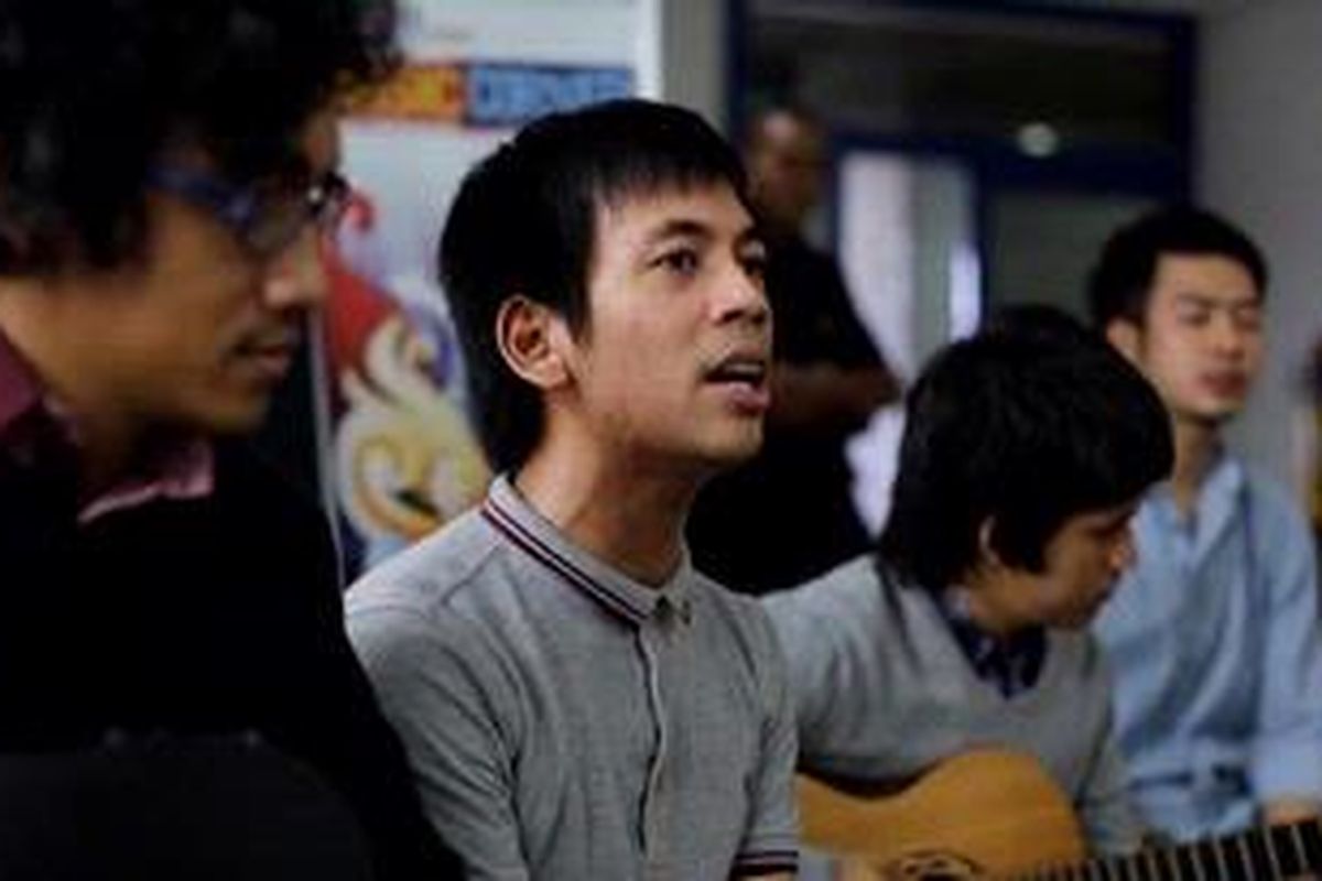 Kelompok musik dMasiv dengan vokalis Rian Ekky Pradipta (kedua kiri), menyanyi di tengah kunjungannya ke newsroom Kompas.com di Gedung Kompas Gramedia, Jakarta, Kamis (11/4/2013). KOMPAS IMAGES/DINO OKTAVIANO