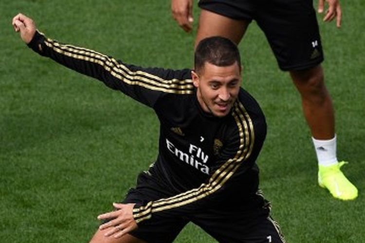 Pemain Real Madrid, Eden Hazard, mengikuti latihan Real Madrid menjelang pertandingan menghadapi Sevilla yang digelar di pusat latihan Ciudad Real Madrid, Valdebebas, 21 September 2019. (Photo by PIERRE-PHILIPPE MARCOU / AFP)