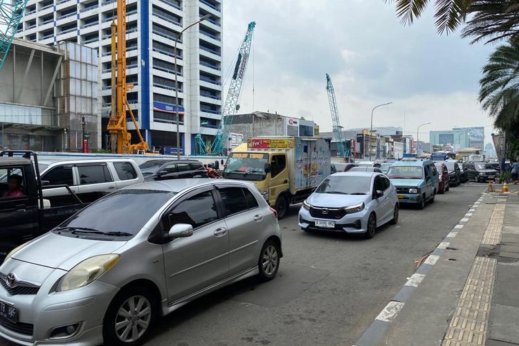 Situasi kemacetan di Jalan Gajah Mada, Jakarta Barat karena jalanan ambles, Kamis (4/1/2024). 