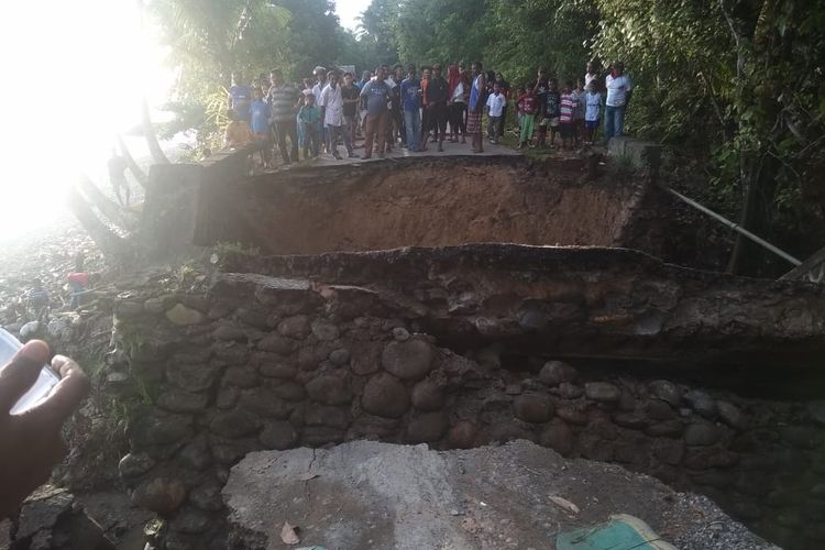 Sebuah jembatan penghubung antardesa di Kecamatan Leihitu Barat yang berada di Desa Larike ambruk, Rabu (12/6/2019) petang