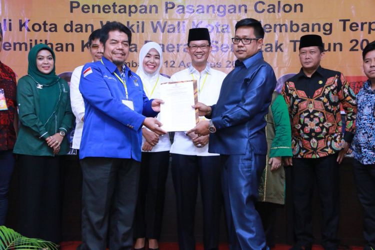 Paslon nomor urut 1 Harnojoyo - Fitrianti Agustinda ditetapkan sebagai Walikota Palembang terpilih oleh KPU Palembang, Minggu (12/8/2018)