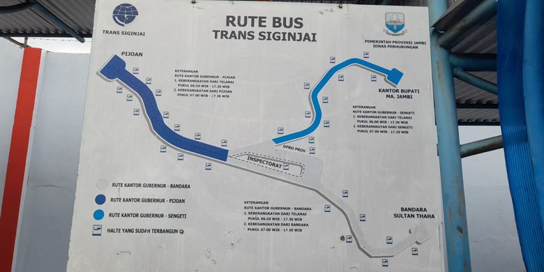 Jadwal keberangkatan yang terpasang di papan informasi dekat halte Lapas Klas IIA Jambi tidak sesuai karena kemacetan dan kelangaan BBM, Rabu (1/11/2023)