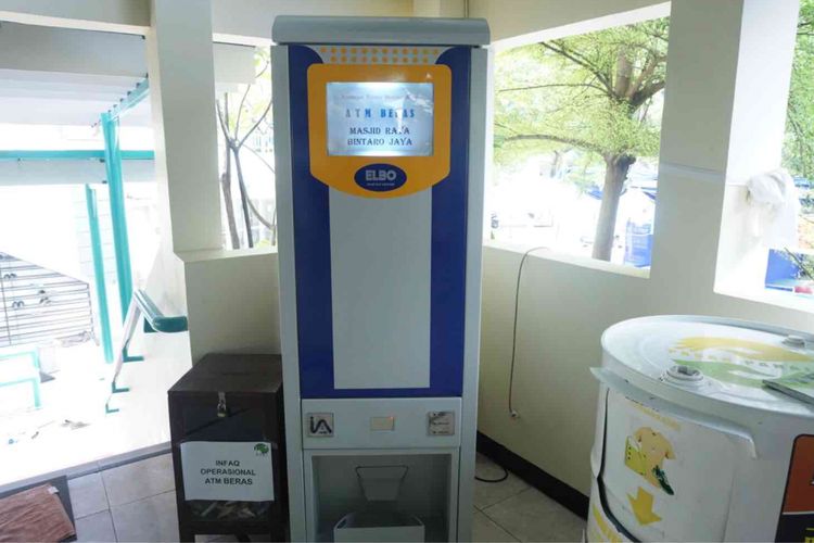 Masjid Raya Bintaro, Tangerang Selatan menyediakan sebuah mesin ATM beras yang diperuntukan untuk kaum dhuafa, Senin (28/5/2018).