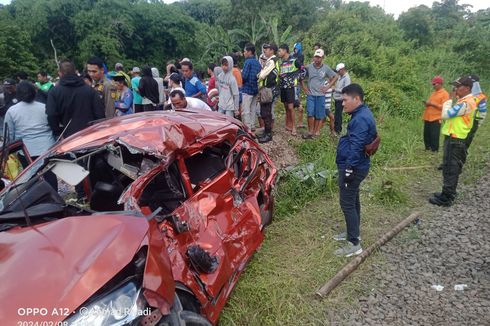 Terobos Palang Pintu, Toyota Agya Hancur Dihantam KRL, 2 Tewas