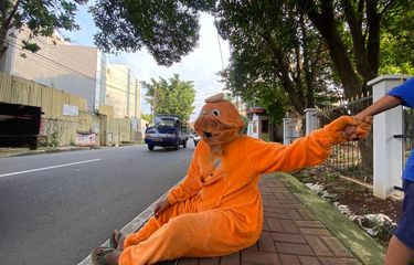 Seharian Berkostum Boneka, Anto Kadang Pulang dengan Tangan Kosong ...