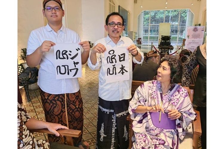 Wakil Ketua DPRD Surabaya a Hermas Thony mendorong agar budaya Jepang dan Jawa dapat selalu bersanding harmonis di Surabaya melalui kelas menulis aksara Jawa, Hanacaraka. 