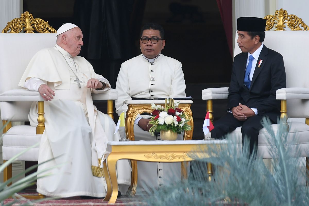 Presiden Joko Widodo (kanan) berbincang dengan Pemimpin Gereja Katolik Dunia Paus Fransiskus (kiri) yang didampingi Staf Dikasteri untuk Dialog Antar-Agama Takhta Suci Vatikan Romo Markus Solo Kewuta di veranda Istana Merdeka, Jakarta, Rabu (4/9/2024). Pertemuan tersebut membahas hubungan bilateral Indonesia dan Vatikan sekaligus membahas isu-isu global, khususnya perdamaian dunia.