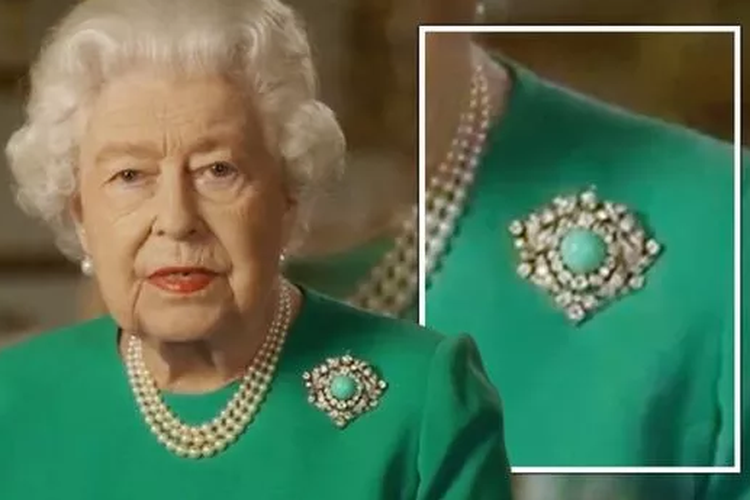 Ratu Elizabeth II tampil dengan pakaian terang berwarna turquoise, yang dipadankan dengan kalung mutiara dan bros berlian yang bermata sewarna dengan bajunya.