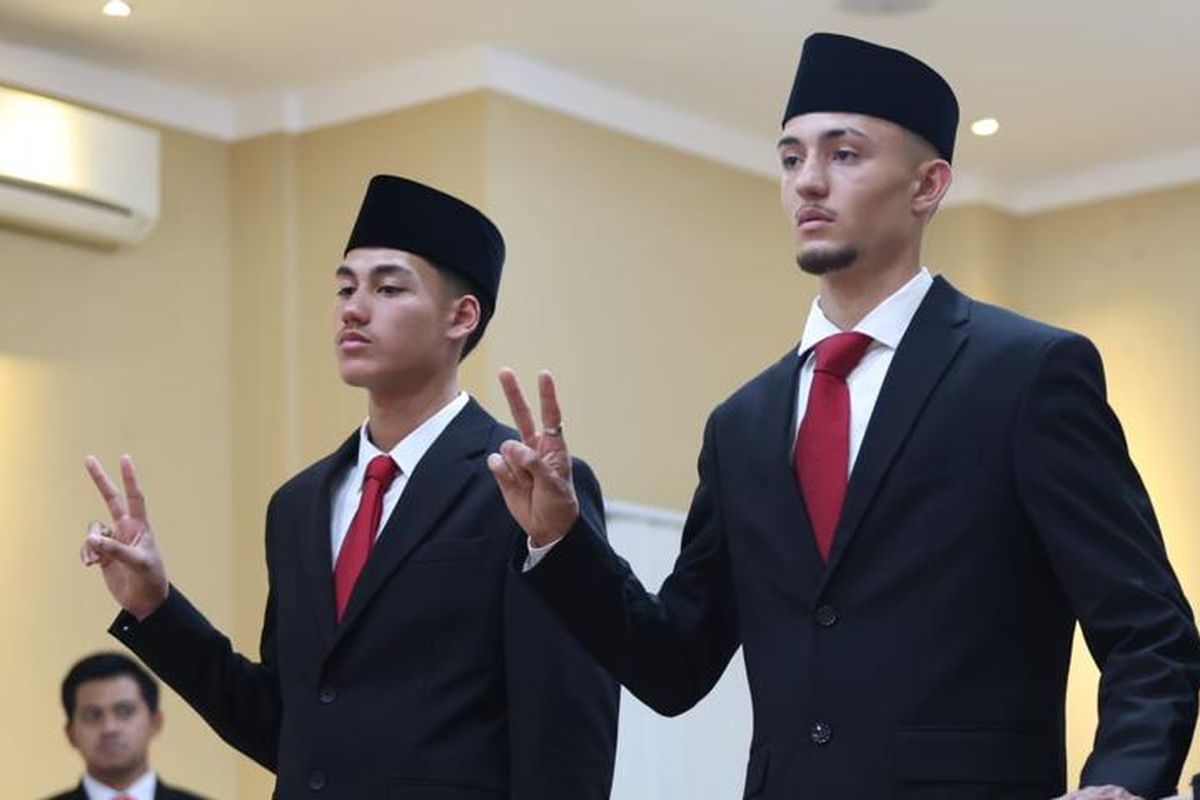 Ivar Jenner dan Rafael Struick saat menjalani pengambilan sumpah WNI di Kantor Wilayah (Kanwil) Kemenkumham DKI Jakarta, Senin (22/5/2023). (Dok. PSSI)