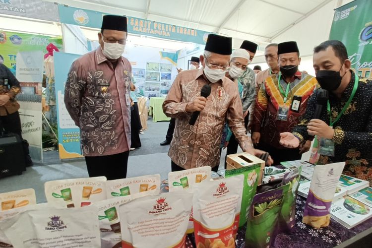 Wapres Ma'ruf Amin bersama Gubernur Kalsel meninjau produk yang dipamerkan dalam acara peresmian OPOO Kalsel Expo yang digelar di Lapangan Murjani Banjarbaru, Kamis (11/8/2022). 