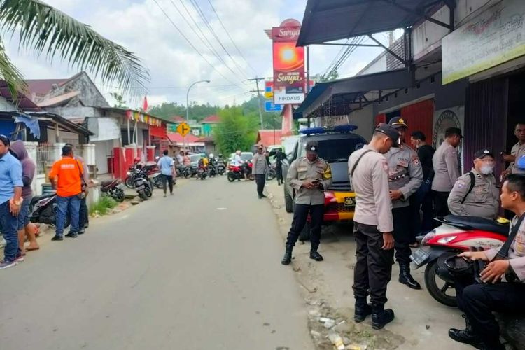 Pascabentrok dua kelompok warga, aparat kepolisian masih berjaga di lokasi bentrok di kawasan IAIn Ambon di desa Batu Merah, kecamatan Sirimau, kota Ambon, Maluku Kamis (10/11/2022)