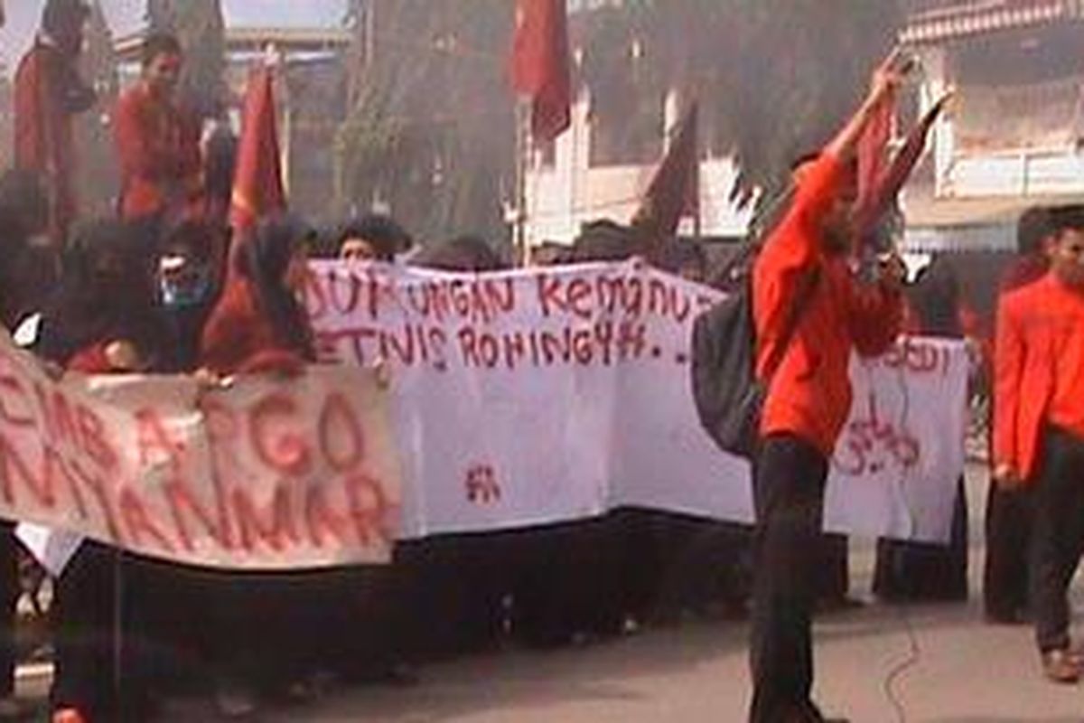 Puluhan mahasiswa di Kabupaten Bone Sulawesi Selatan berunjukrasa, meminta agar pemmerintah mendesak PBB untuk menyelesaikan konflik etnis di Miyanmar, Jumat (03/08/2012). 