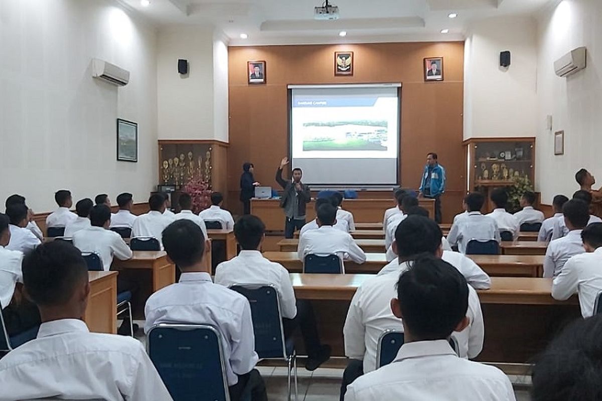 SMKN 12 Bandung bekerja sama dengan PT JABIL, perusahaan publik asal Amerika Serikat yang memproduksi detail part component untuk pesawat terbang.