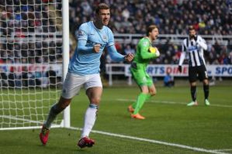 Striker Manchester City, Edin Dzeko, seusai mencetak gol ke gawang Newcastle United pada lanjutan Premier League di Stadion St James Park, Minggu (12/1/2014). 