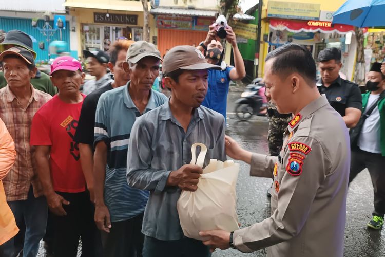 Kapolres Malang, AKBP Ferli Hidayat memberikan bantuan paket sembako kepada warga di Kecamatan Kepanjen, Kabupaten Malang, Jum'at (9/9/2022).
