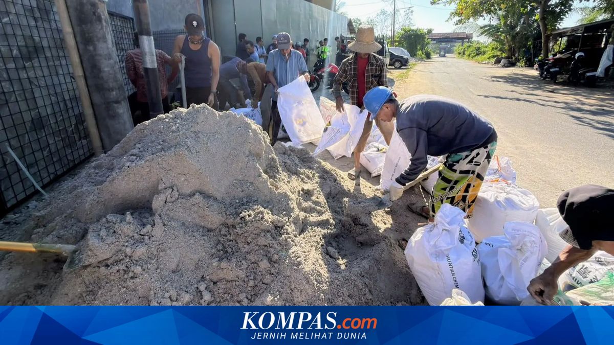 Warga Antasan Bondan Banjarmasin Urunan Perbaiki Jalan yang Rusak Puluhan Tahun