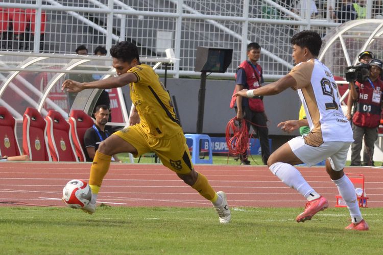 Pesepak bola Bhayangkara Presisi Lampung FC Frengky Deaner Missa (kiri) menggiring bola dibayangi pesepak bola Dewa United  Edo Febriansah (kanan) dalam pertandingan BRI Super League di Stadion Sumpah Pemuda, Bandar Lampung, Lampung, Senin (5/1/2026). Bhayangkara Presisi Lampung FC mengalahkan Dewa United dengan skor 1-0. ANTARA FOTO/Ardiansyah/tom.