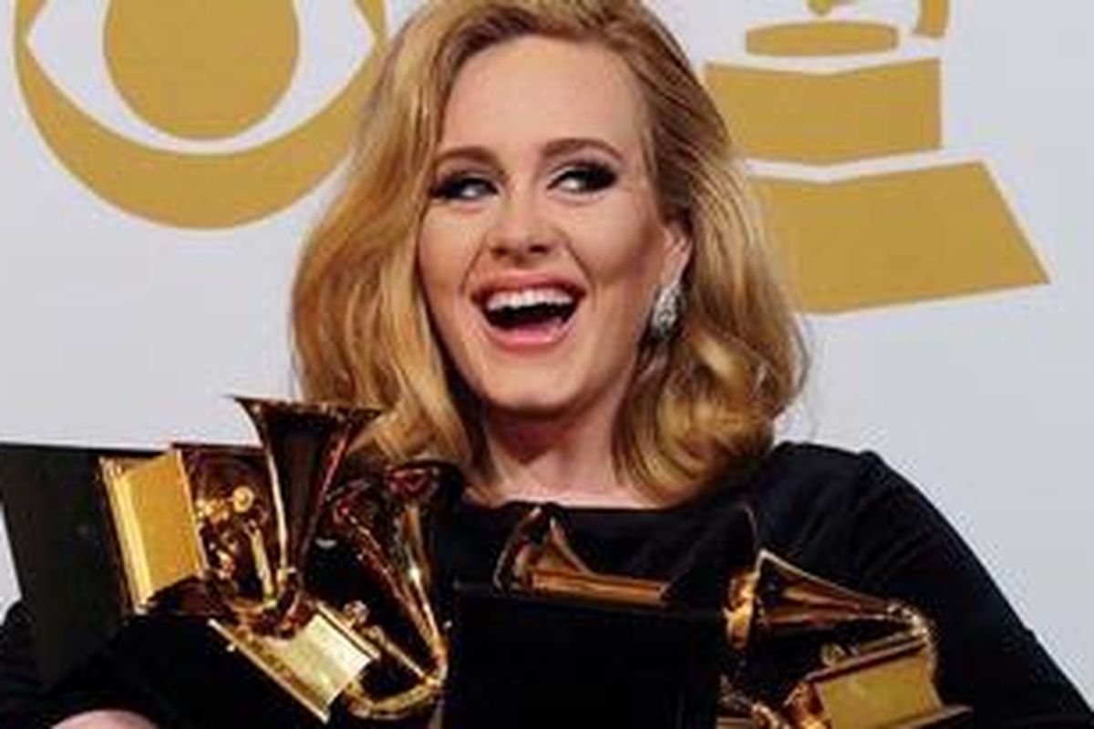 Adele bahagia dengan enam trofi yang diboyongnya dari Grammy Awards 2012, yang diadakan di Staples Center, Los Angeles (California, AS), Minggu (12/2/2012) waktu setempat.