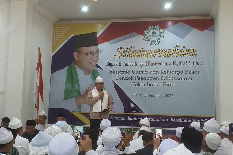 Anies Baswedan saat memberikan sambutan di hadapan ratusan ulama di Ponpes Babussalam Kota Pekanbaru, Riau, Senin (5/12/2022).