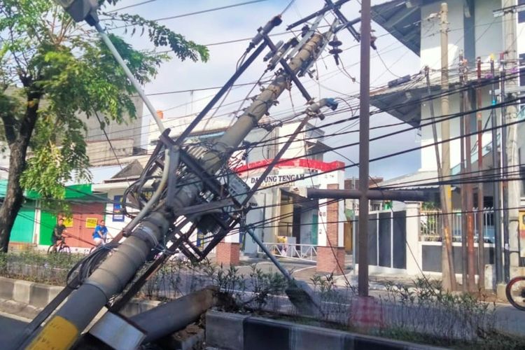 Rekayasa lalu lintas dilaksanakan menyusul adanya insiden ambruknya tiang listrik, yang terpasang di ruas Jalan Yos Sudarso, yang menutup satu jalur jalan.