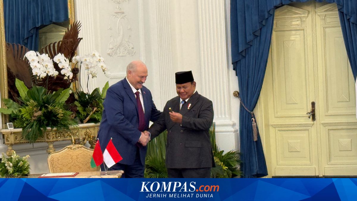 Momen Presiden Belarus Berikan Pulpen ke Prabowo