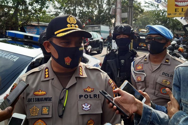 Kapolresta Solo, Kombes Pol Ade Safri Simanjuntak ditemui seusai melakukan giat rutin yang ditingkatkan (GRYD) di Kecamatan Pasar Kliwon, Solo, Jawa Tengah, Sabtu (15/8/2020).