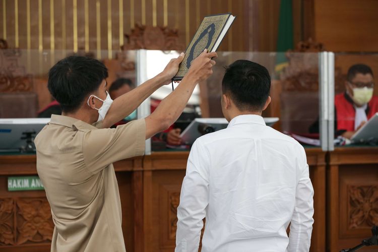 Terdakwa Ricky Rizal diambil sumpah saat mejadi saksi kasus pembunuhan Nofriansyah Yosua Hutabarat atau Brigadir J dengan terdakwa Richard Eliezer dan Kuat Ma'ruf menjalani sidang lanjutan di Pengadilan Negeri (PN) Jakarta Selatan, Senin (5/12/2022).