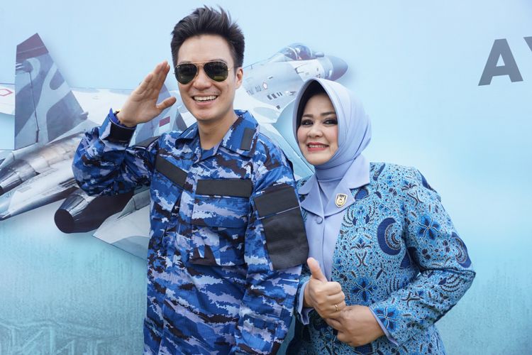 Artis perab Baim Wong bersama Ketua Umum PIA Ardhya Garini Ayu Yuyu Sutisna dalam aksi sosial dalam rangkaian Peringatan HUT TNI Angkatan Udara di Halim Perdana Kusuma, Jakarta Timur, Sabtu (7/4/2018).