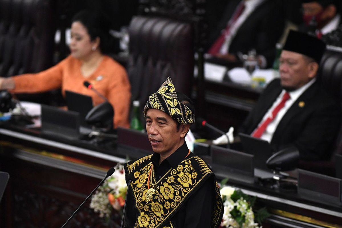 Presiden Joko Widodo menyampaikan pidato dalam rangka penyampaian laporan kinerja lembaga-lembaga negara dan pidato dalam rangka HUT ke-75 Kemerdekaan RI pada sidang tahunan MPR dan Sidang Bersama DPR-DPD di Komplek Parlemen, Senayan, Jakarta, Jumat (14/8/2020). Kepala Negara memilih menggunakan pakaian adat Sabu, Nusa Tenggara Timur, pada sidang tahunan yang digelar di tengah pandemi Covid-19 kali ini.